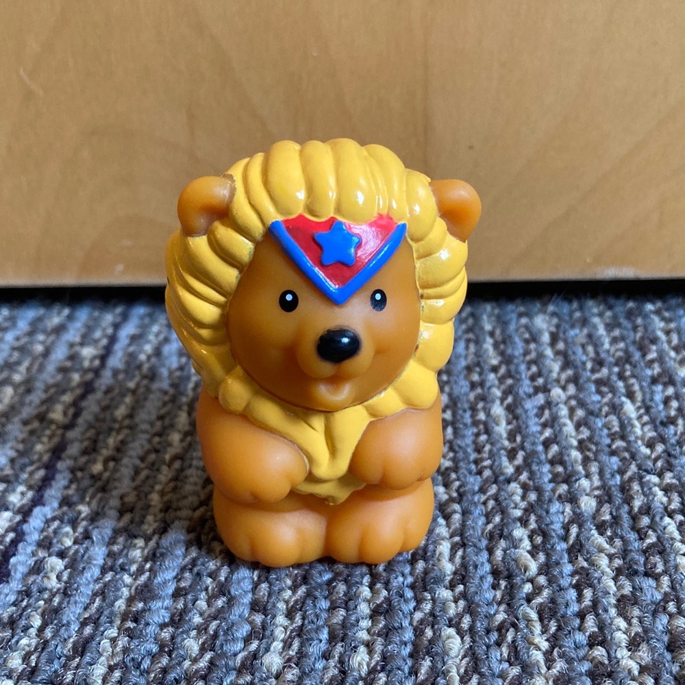 Fisher Price Little People 2001 Golden
Circus Lion with Red Blue Star